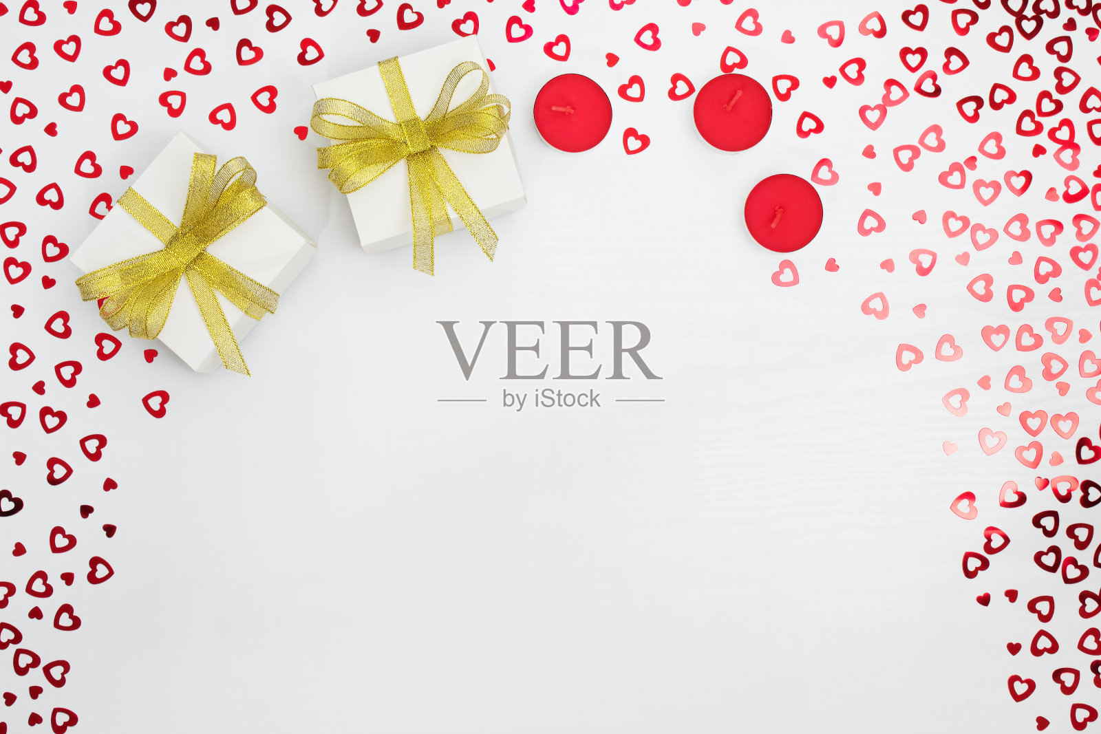 手工制作的纸盒和蜡烛。白色木桌上亮片心形图案。内容为生日,情人节,妇女节。平躺,顶视图,关闭,复制空间照片摄影图片