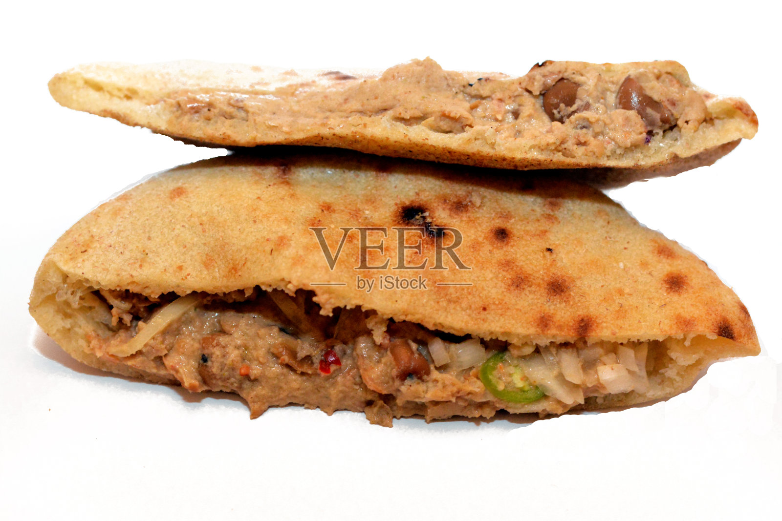 这是一种扁圆面包,里面有捣碎的蚕豆和油、芝麻酱、孜然、香料、辣椒片和洋葱,是传统埃及豆子三明治的重点照片摄影图片