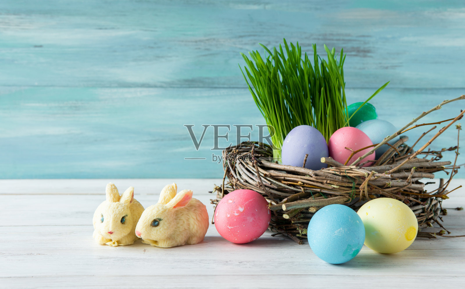 复活节传统蛋糕放在木桌上庆祝节日。照片摄影图片