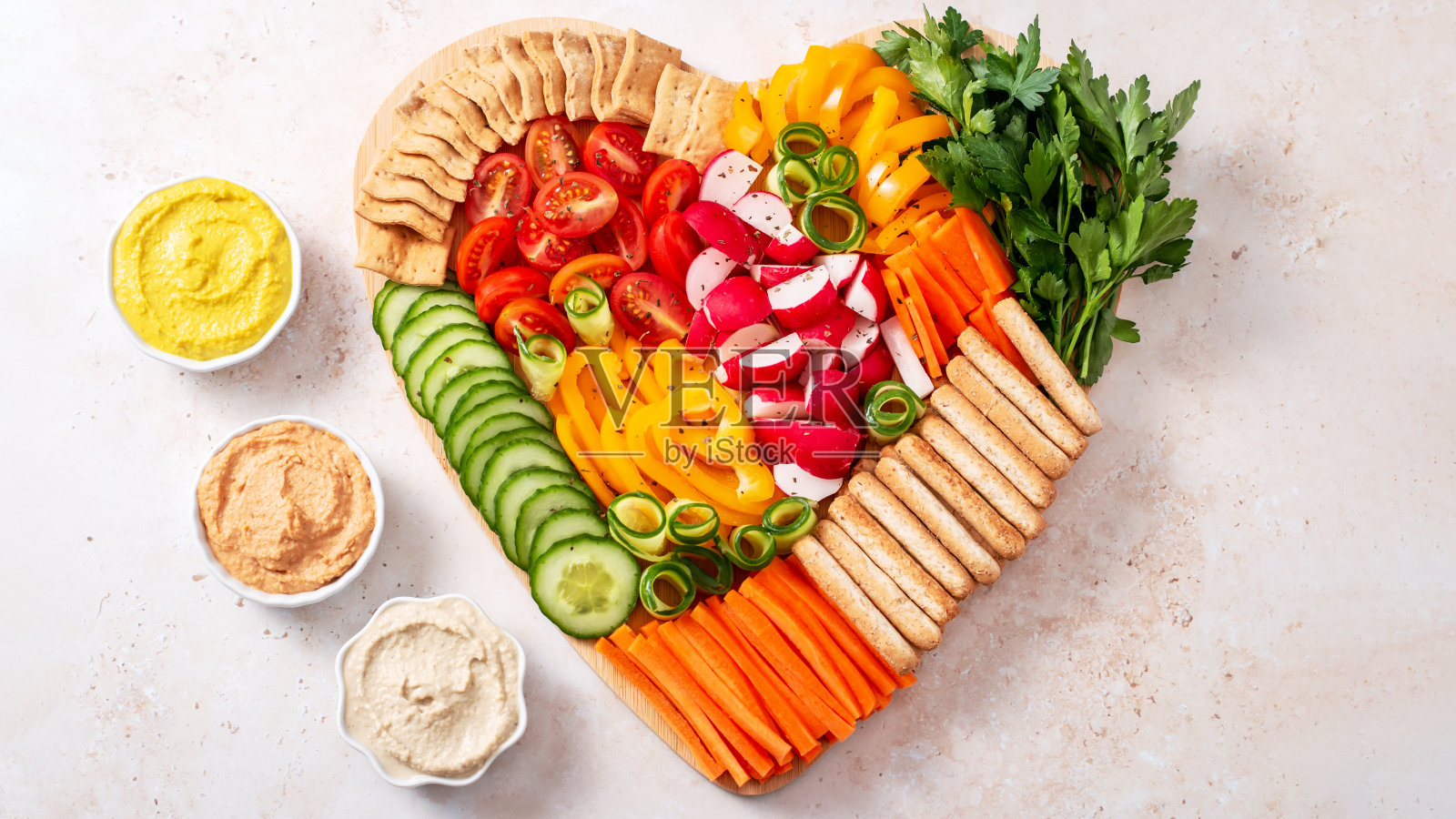 彩色素食熟食板生蔬菜和全麦零食照片摄影图片