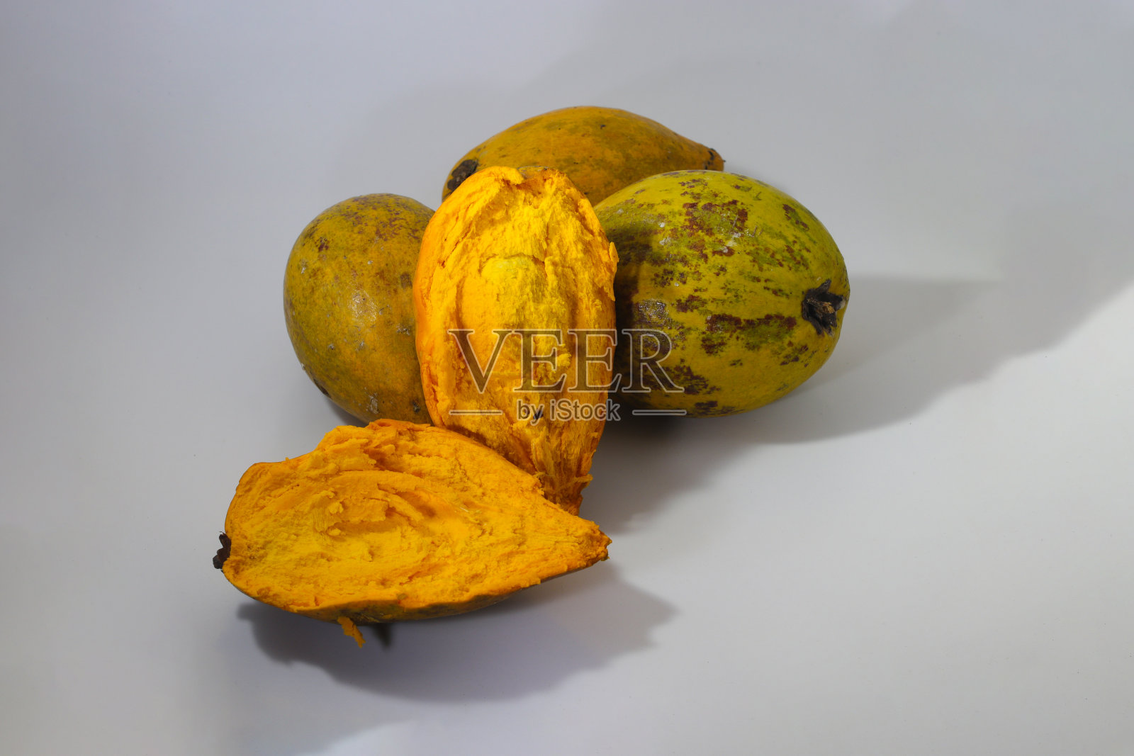 一组成熟的黄色蛋果或canistel(通常被称为纸杯蛋糕水果,Pouteria campechiana, Sawo mentega, Sawo ubi, Sawo belanda, alkesah)孤立在白色背景上。照片摄影图片