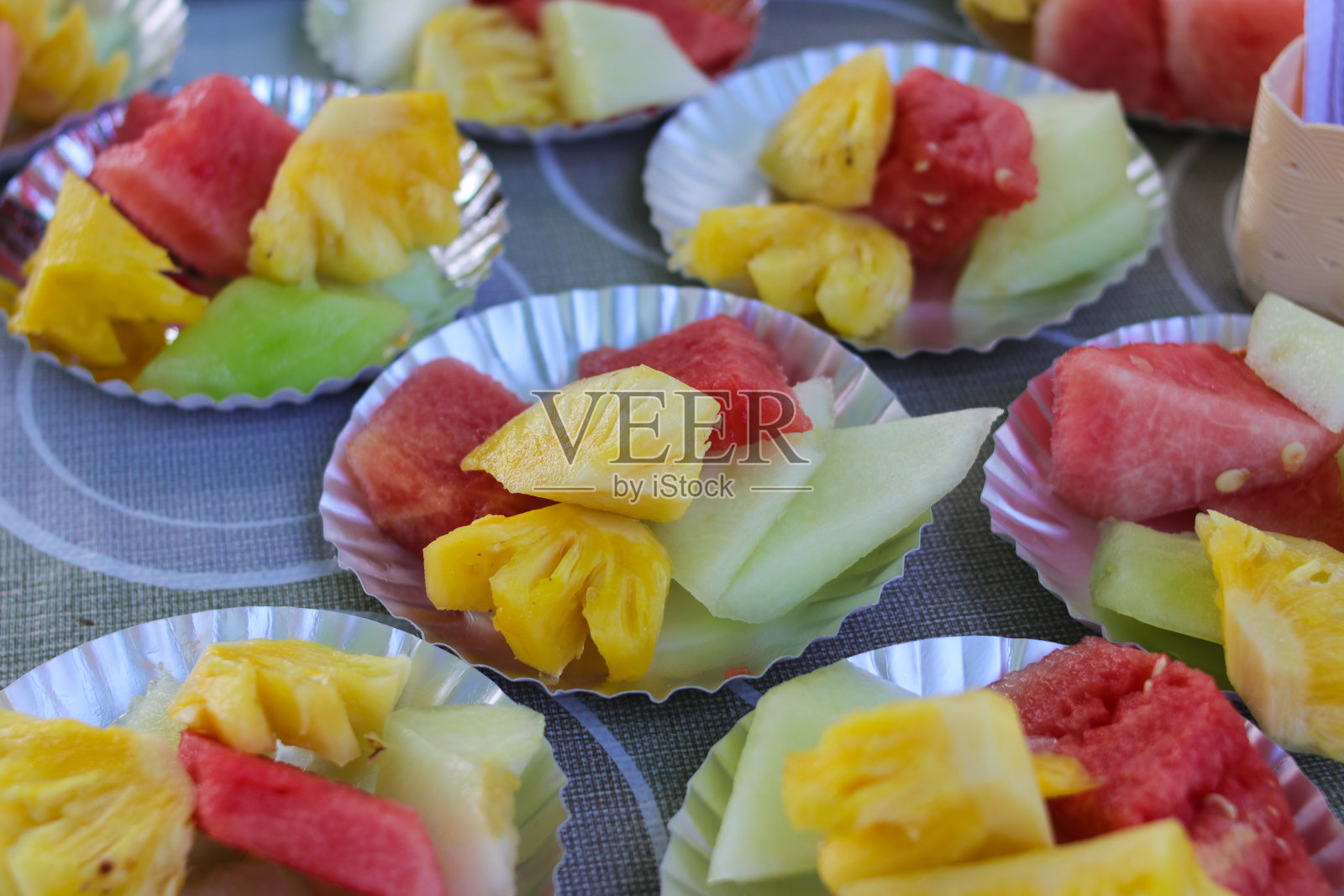 不同的新鲜水果切片小盘在婚礼自助餐桌上照片摄影图片