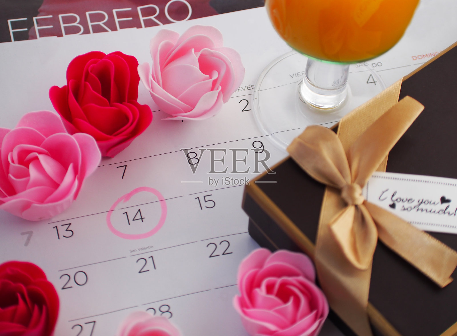 2月的节日是情人节照片摄影图片