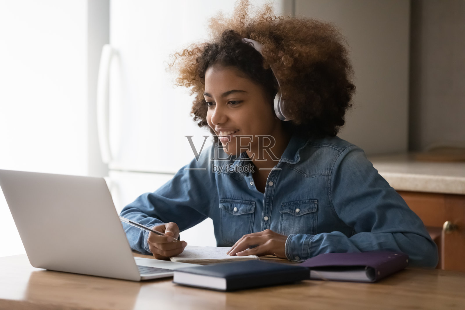 快乐的Z世代黑人女学生与老师在线聊天照片摄影图片