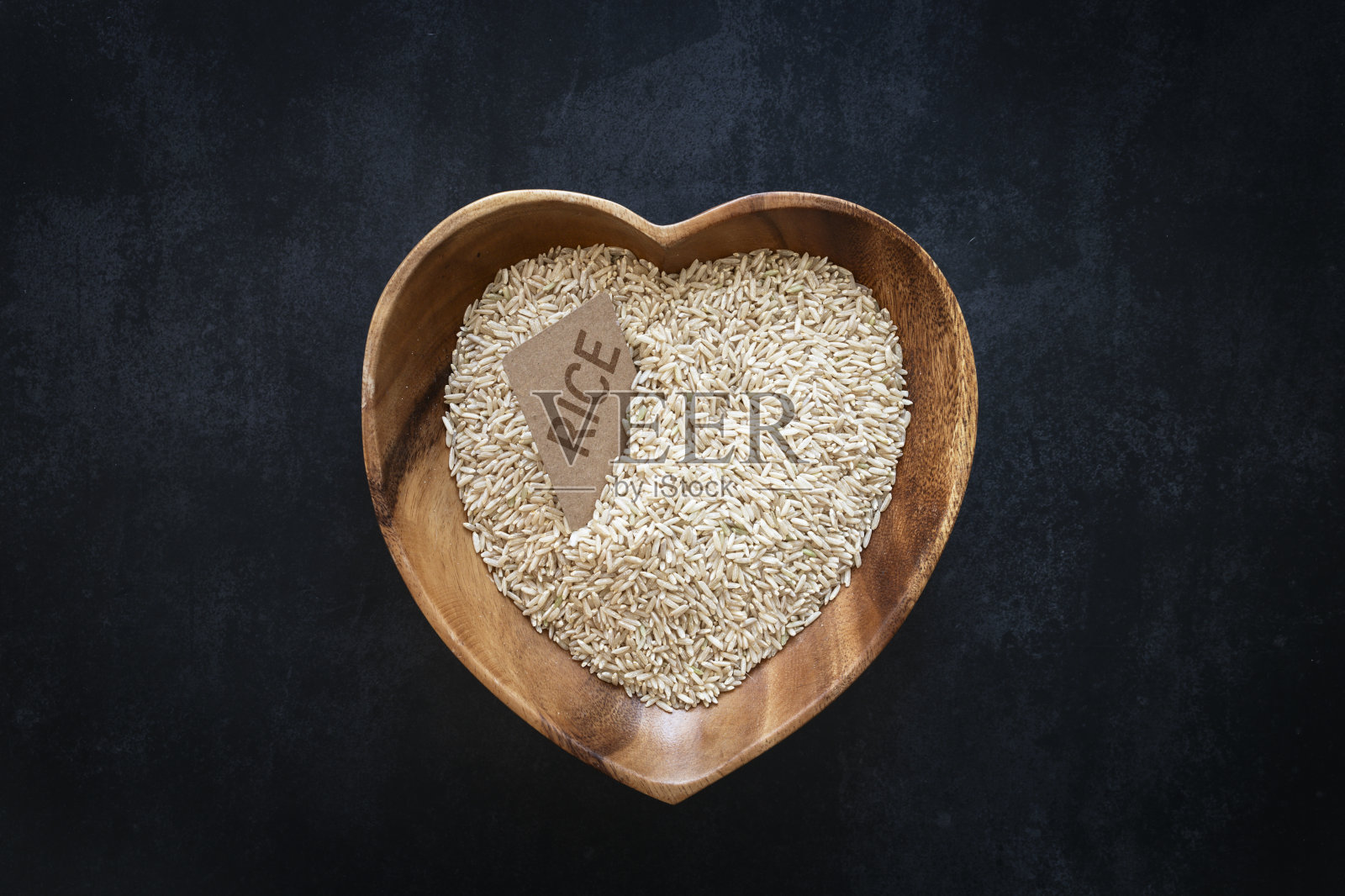 心形碗的糙米照片摄影图片