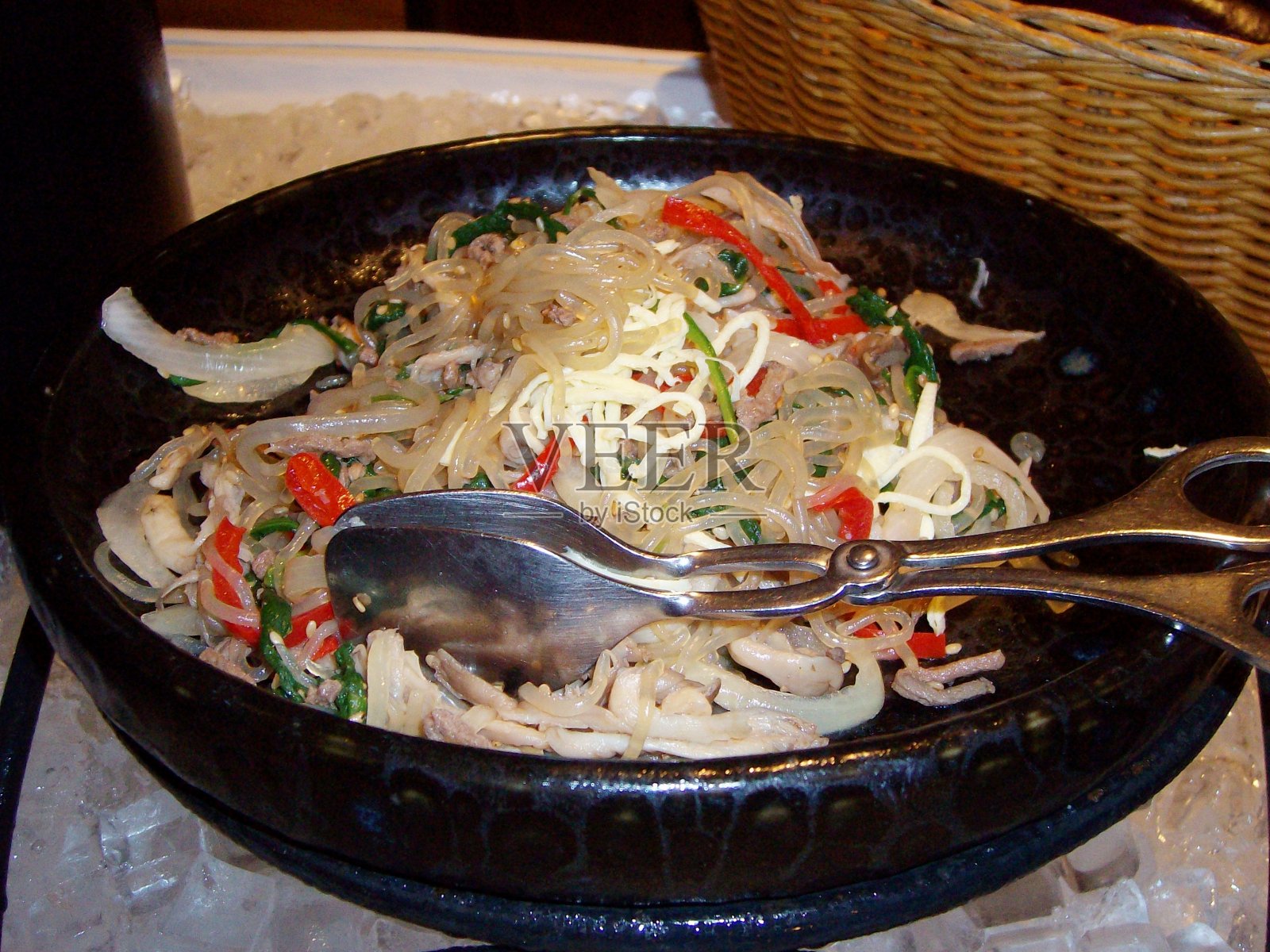 火锅鸡面配大钳照片摄影图片