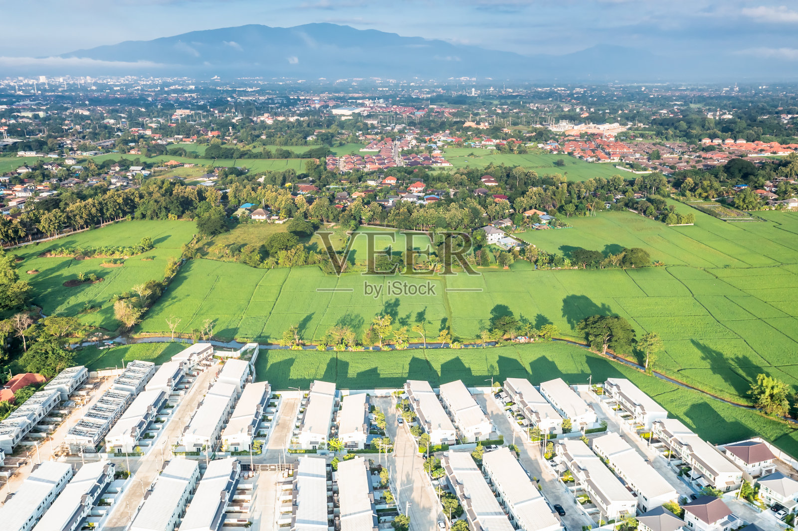 泰国清迈鸟瞰图中的土地和房屋建筑。照片摄影图片