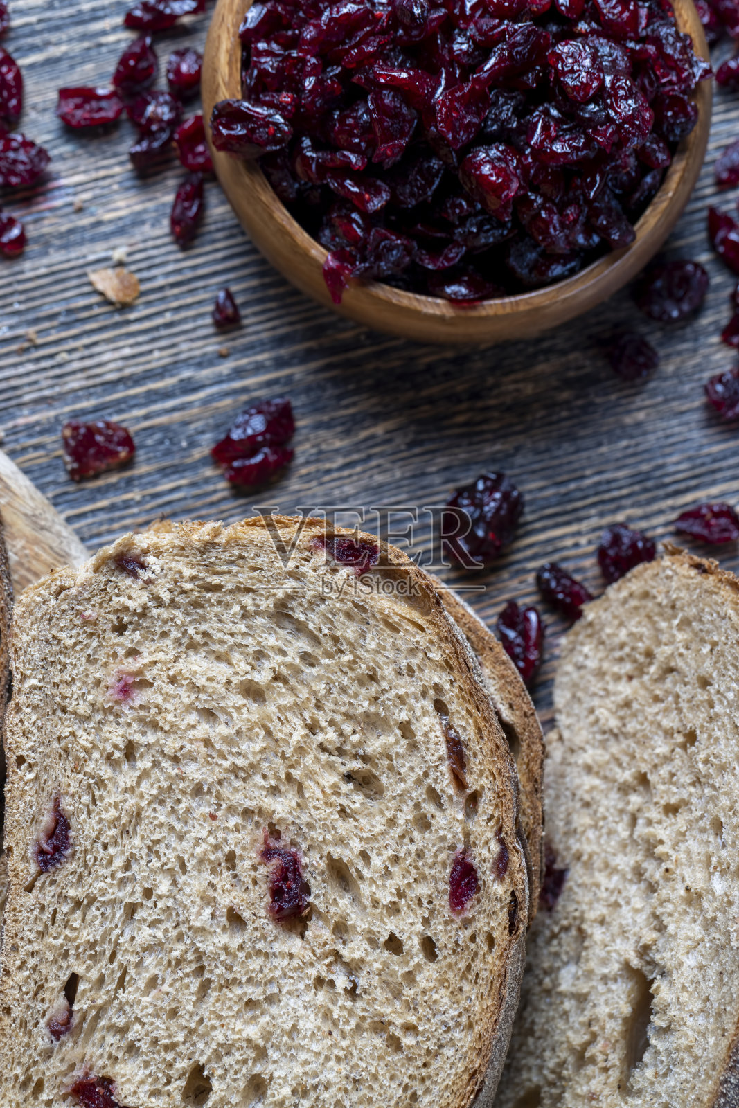 用面粉和蔓越莓干制成的新鲜切块面包照片摄影图片