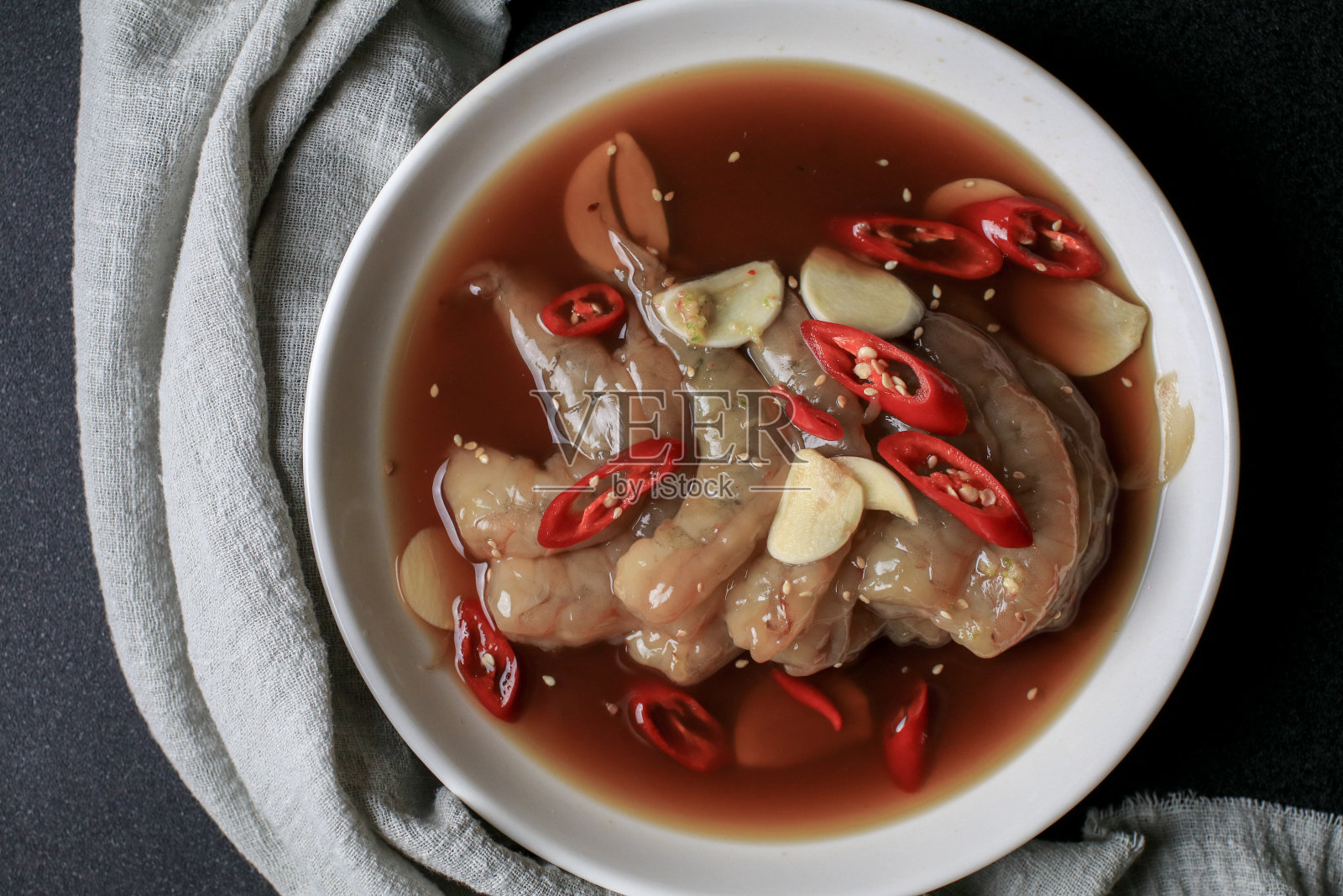 白盘子上蒜酱腌虾(seewoo - jang)。亚洲食物的风格。照片摄影图片