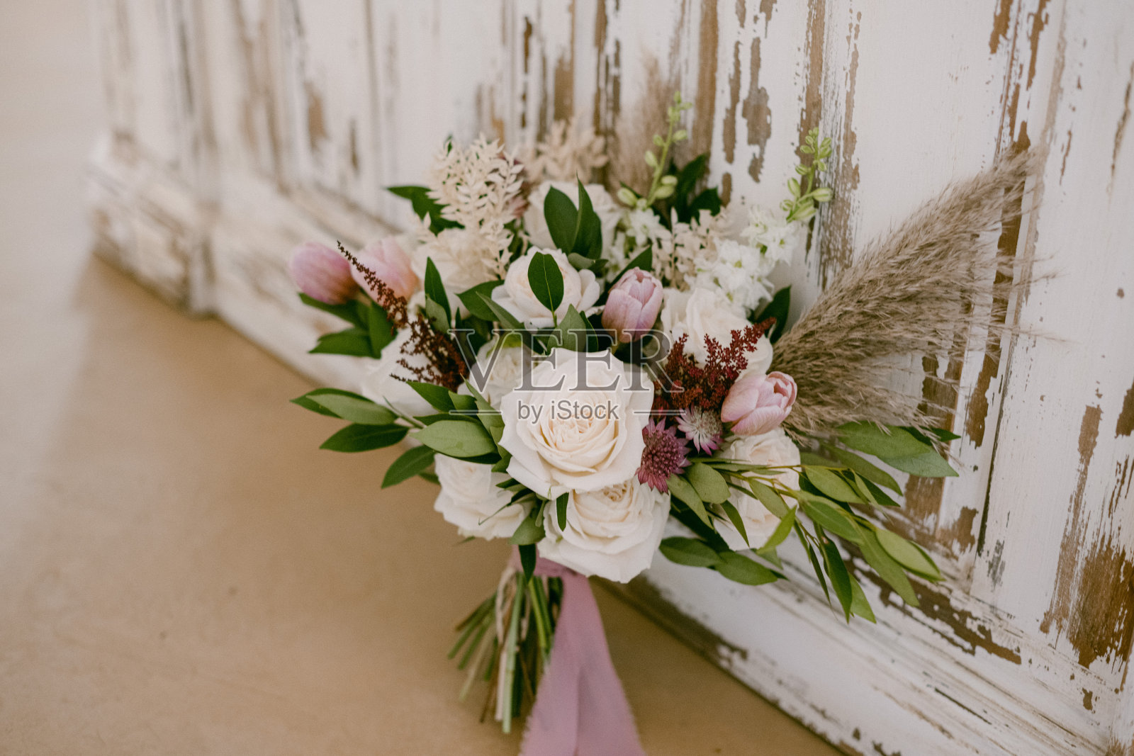 婚礼上粉色和奶油花束照片摄影图片