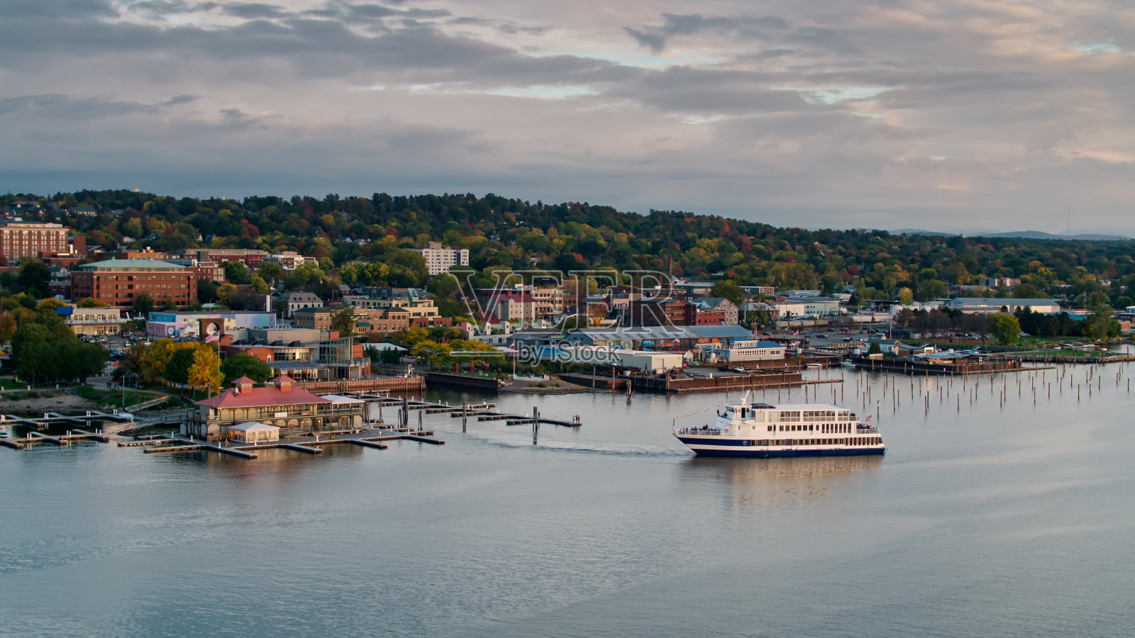 渡船正从伯灵顿码头驶离,VT - Aerial照片摄影图片