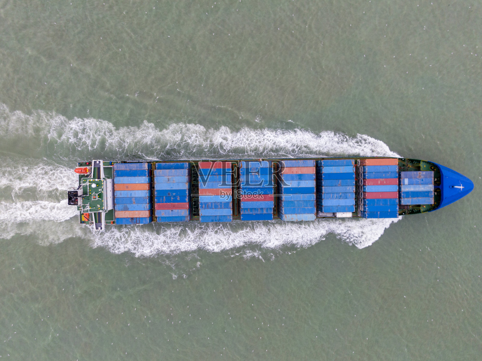 货轮与货物集装箱的鸟瞰图照片摄影图片