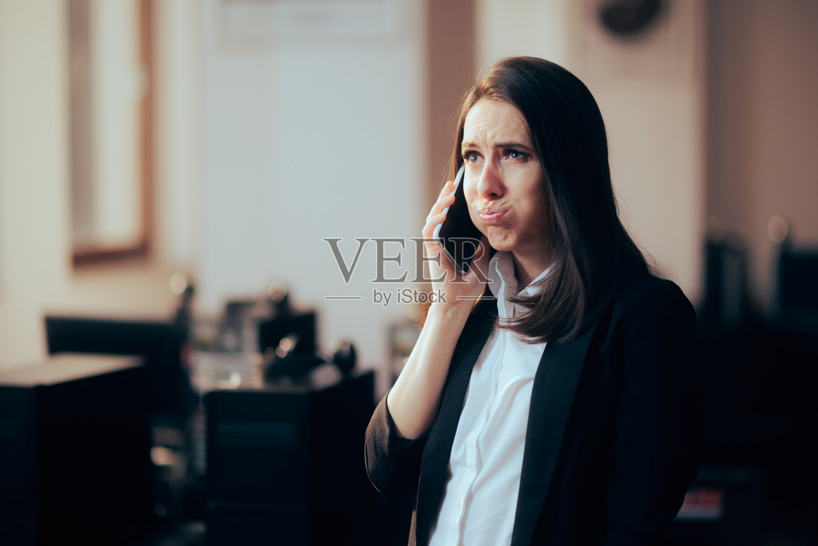 紧张的女商人从办公室打电话照片摄影图片