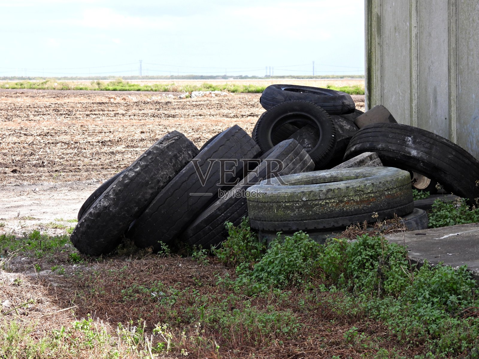 靠在农场谷仓上的旧轮胎照片摄影图片