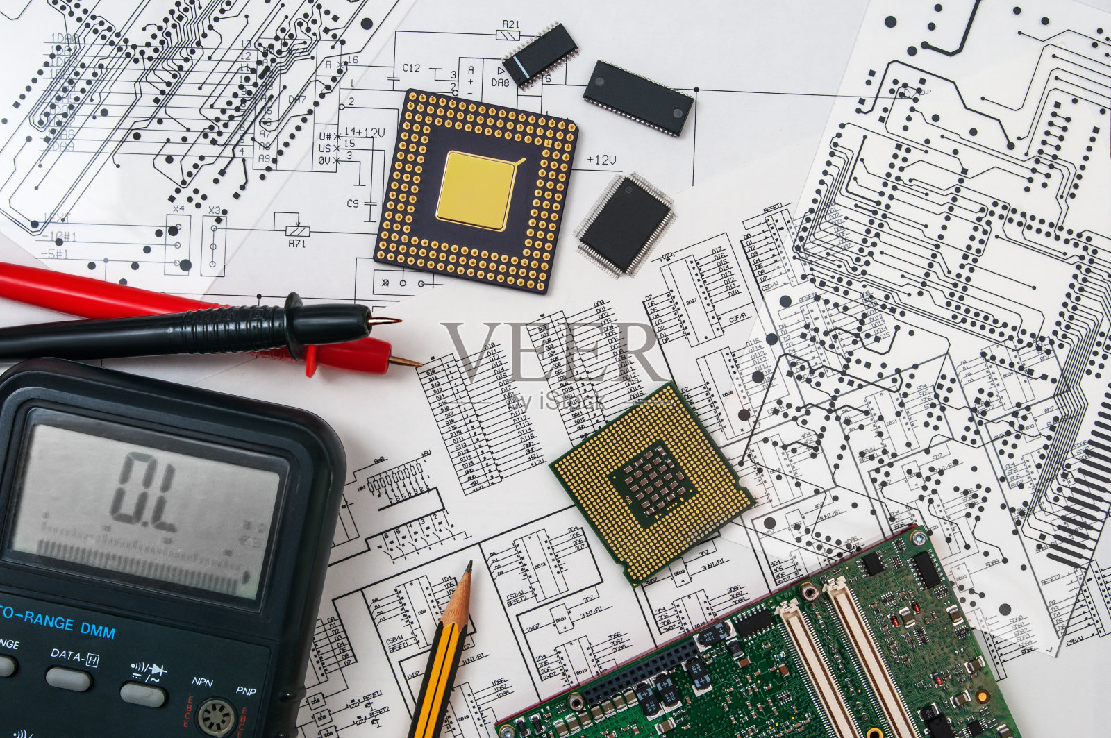 电子板,铅笔,处理器和万用表的背景电路原理图和掩模。发展和设计电子设备的概念。照片摄影图片