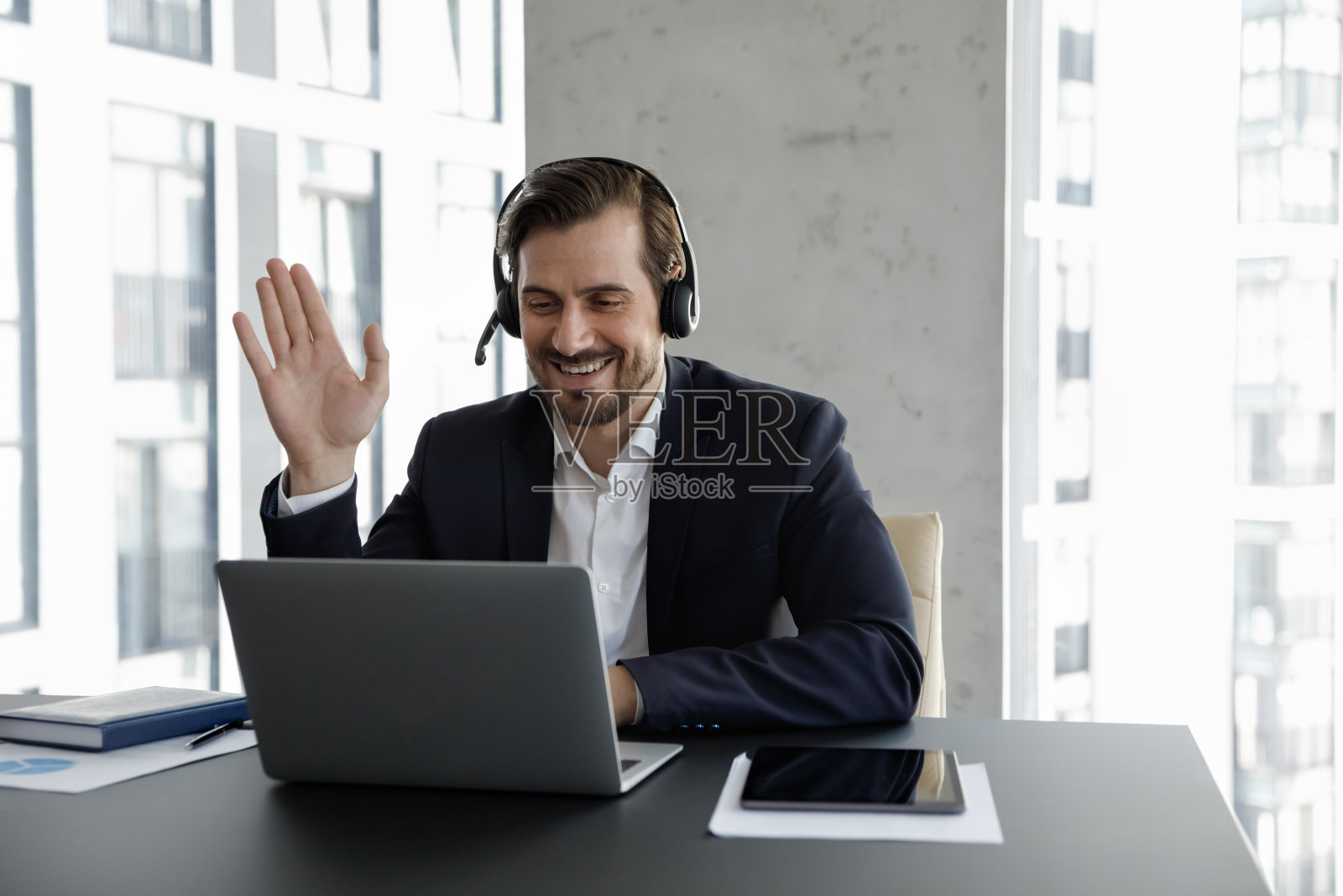 开心的商人戴着耳机开在线虚拟会议照片摄影图片