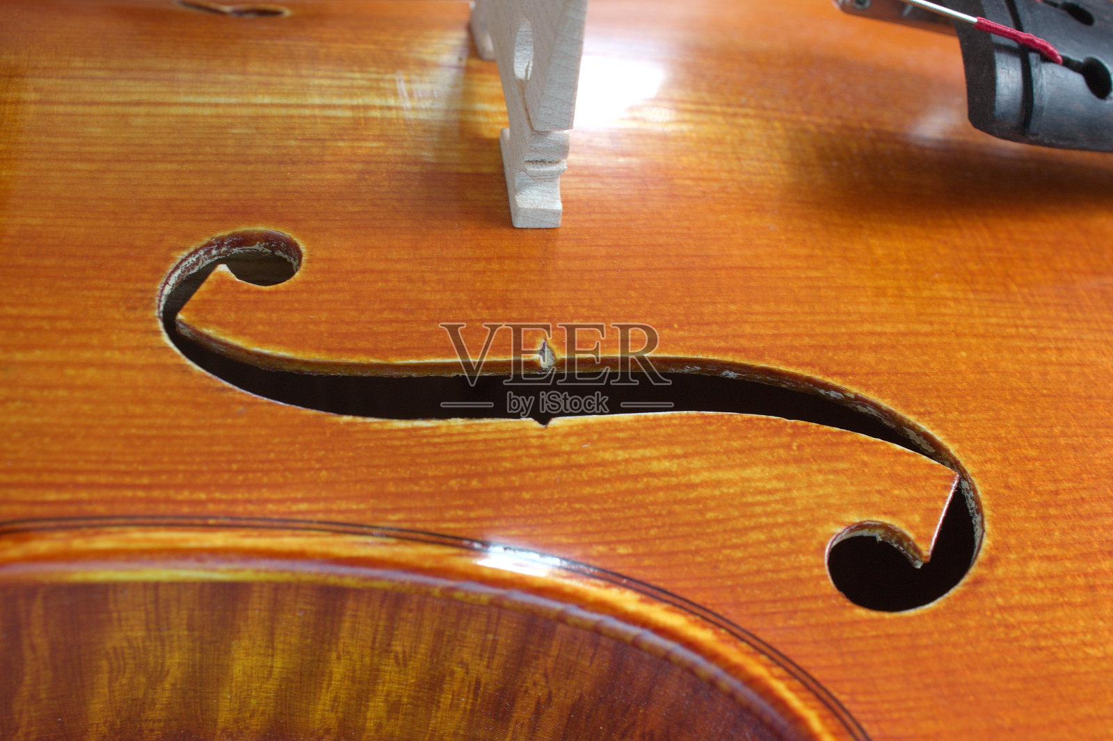旧木小提琴的部分照片作为乐器的象征。照片摄影图片