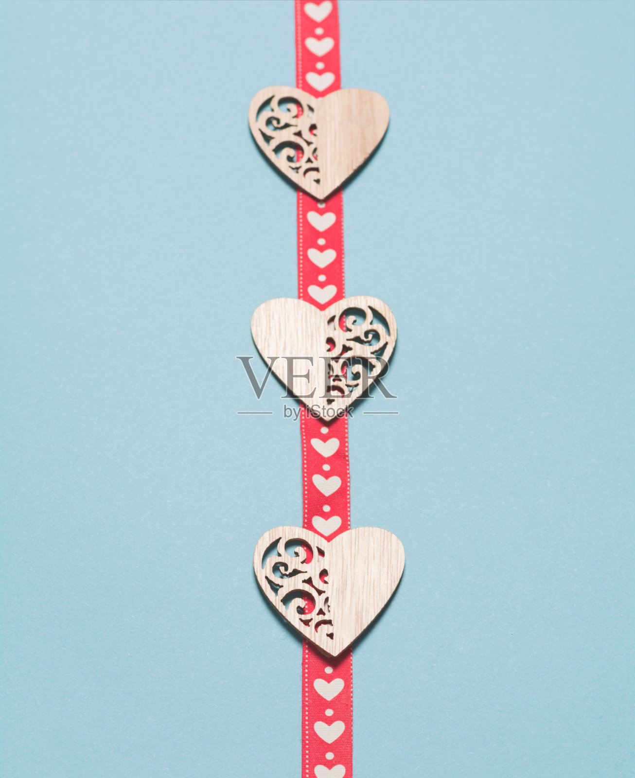 蓝色背景的木心,情人节照片摄影图片