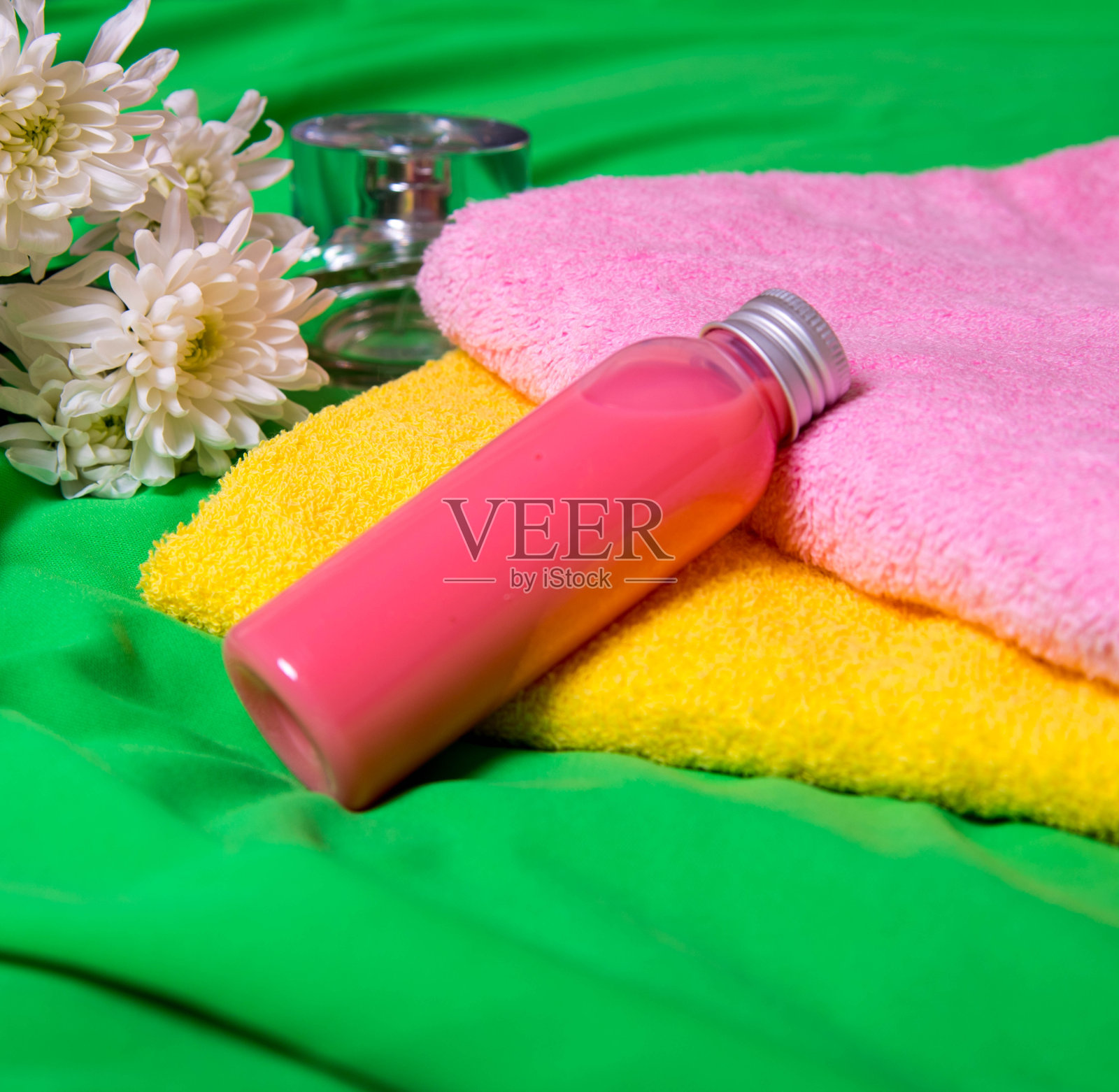 水疗设置为身体护理,一瓶凝胶水疗程序躺在浴巾上的绿色背景,复制空间,平铺,模板照片摄影图片