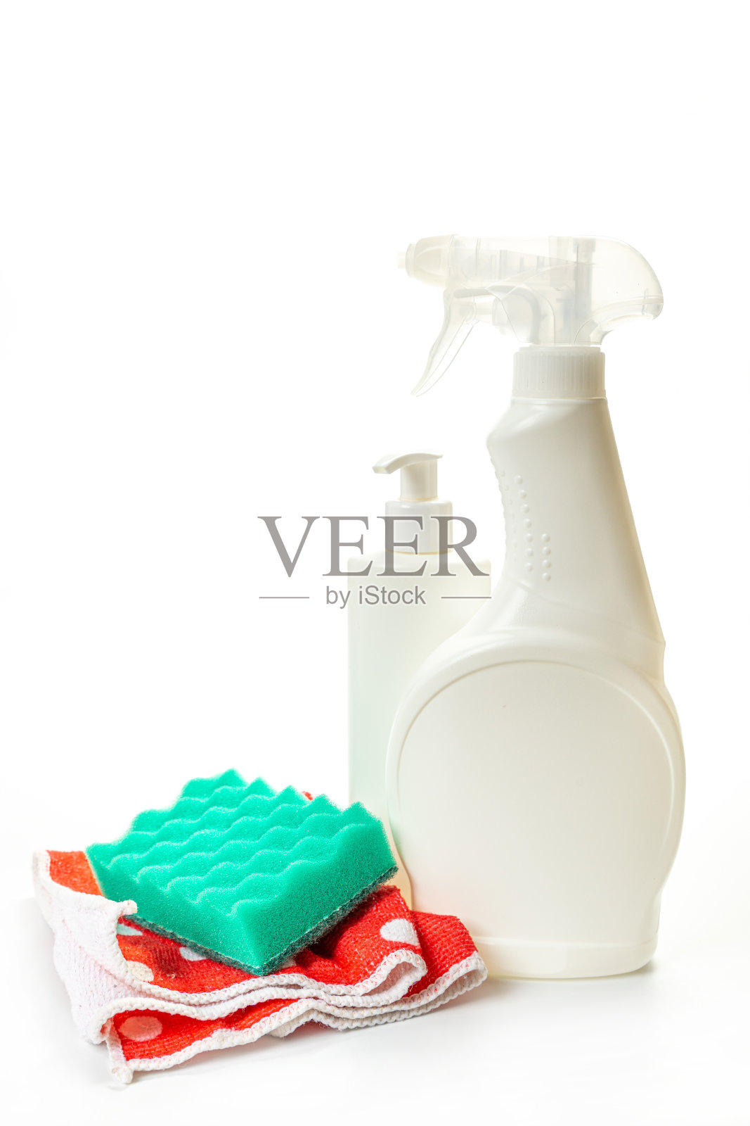 塑料瓶,清洁海绵和手套隔离在白色背景上照片摄影图片