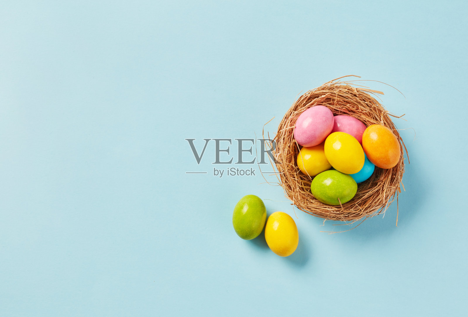蓝色背景上的复活节彩蛋照片摄影图片