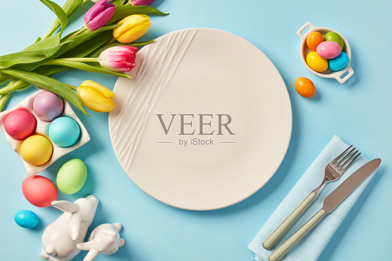 彩色的复活节彩蛋和白色的盘子照片摄影图片