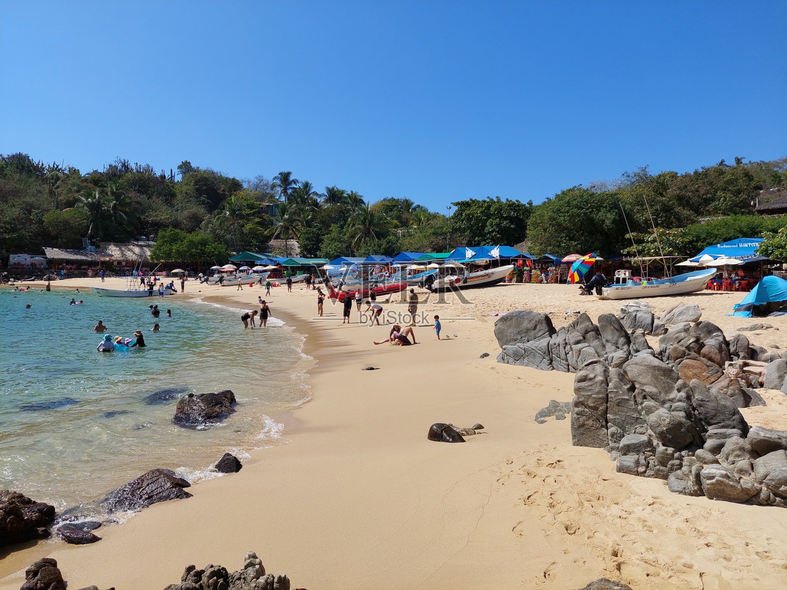 人们在海滩游泳照片摄影图片