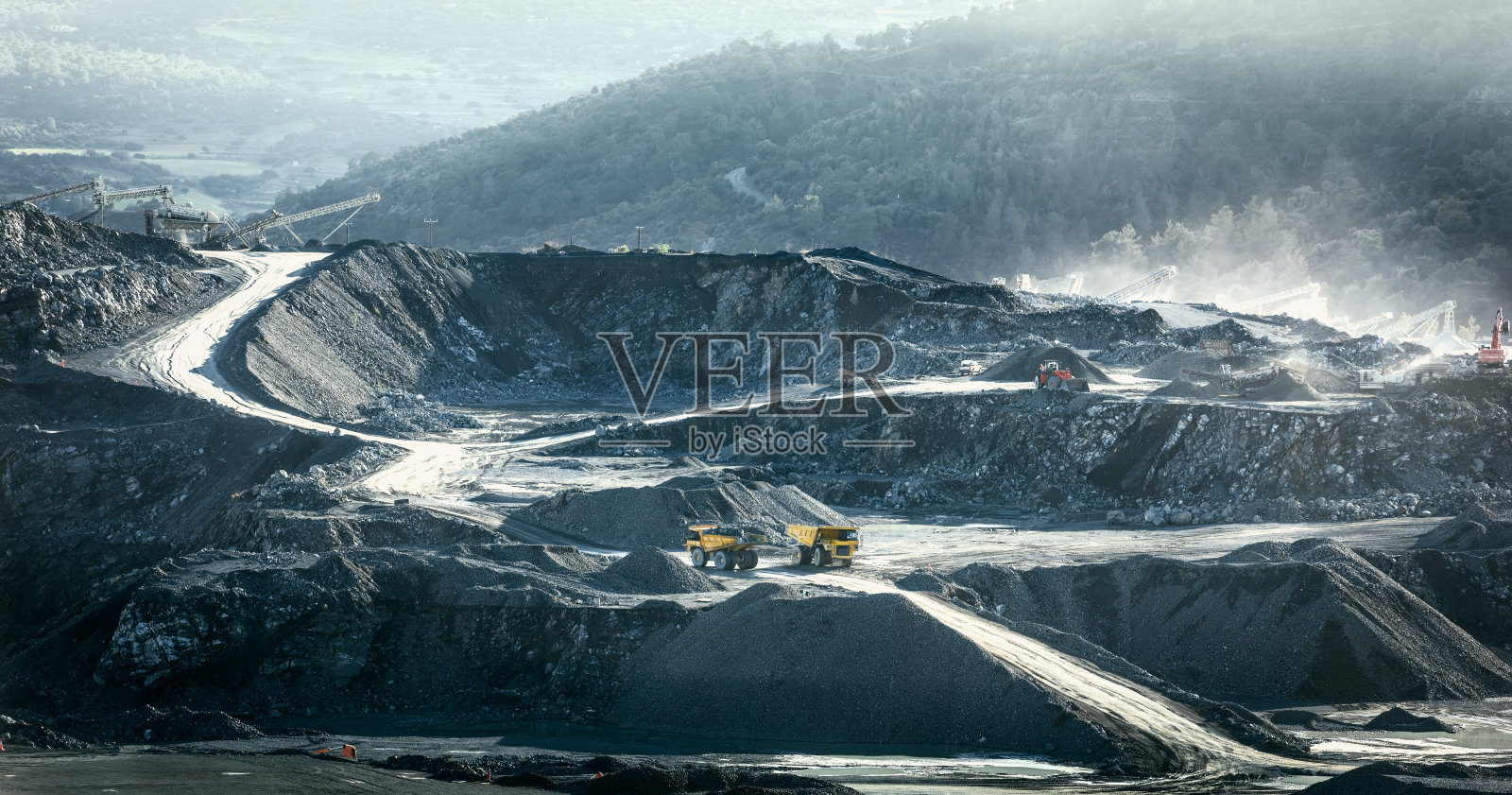 破碎工厂,采矿卡车和在采石场工作的装载机照片摄影图片