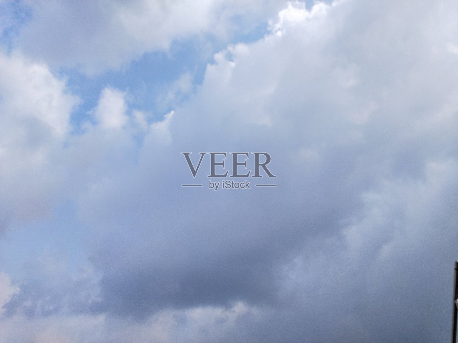 灰色的积云漂浮在阳光灿烂的白天照片摄影图片