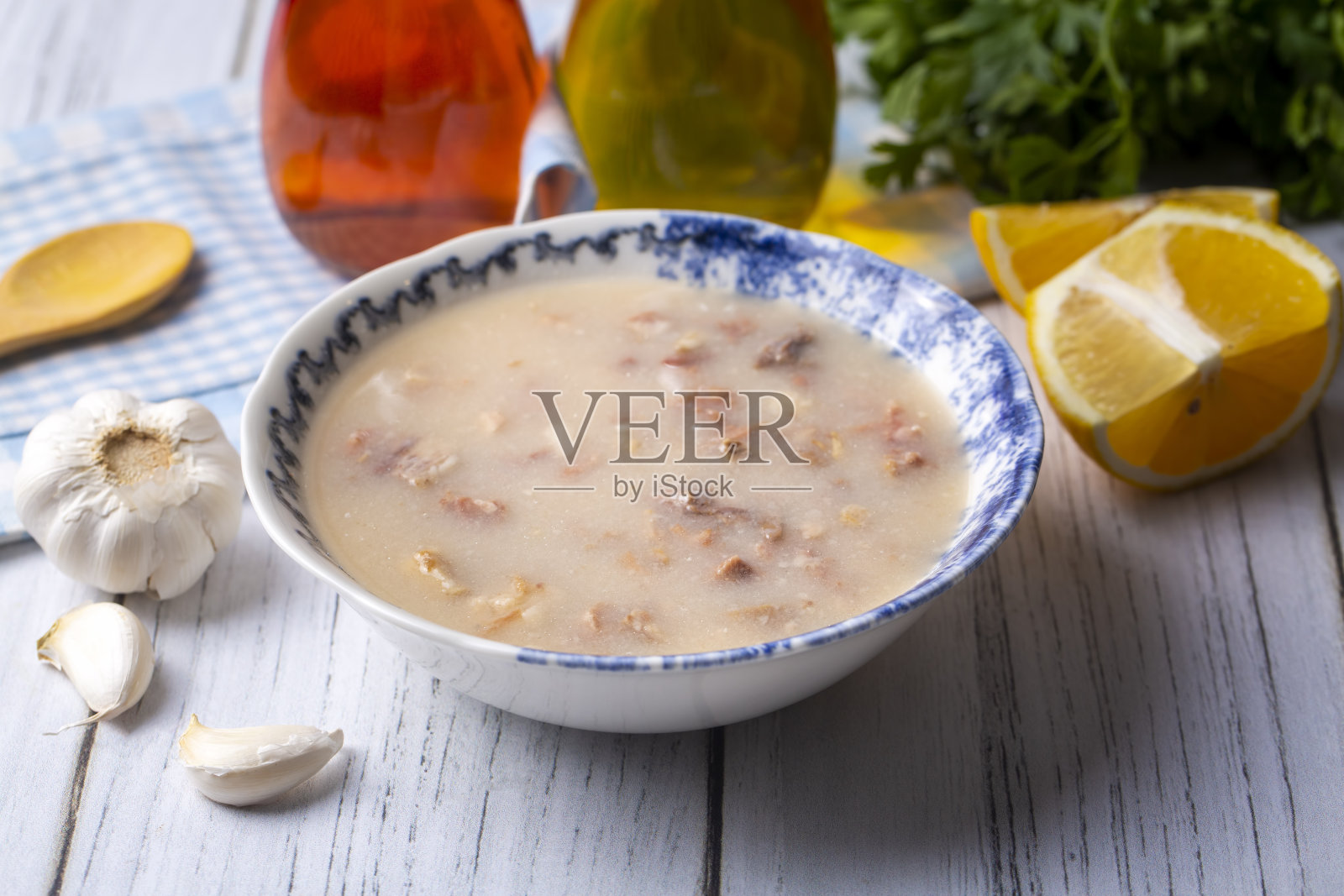 土耳其传统美食,土耳其传统牛肚汤;iskembe corbasi和内脏汤,土耳其肉汤Kelle Paca(土耳其名字;Kelle天竺鼠corbasi)照片摄影图片