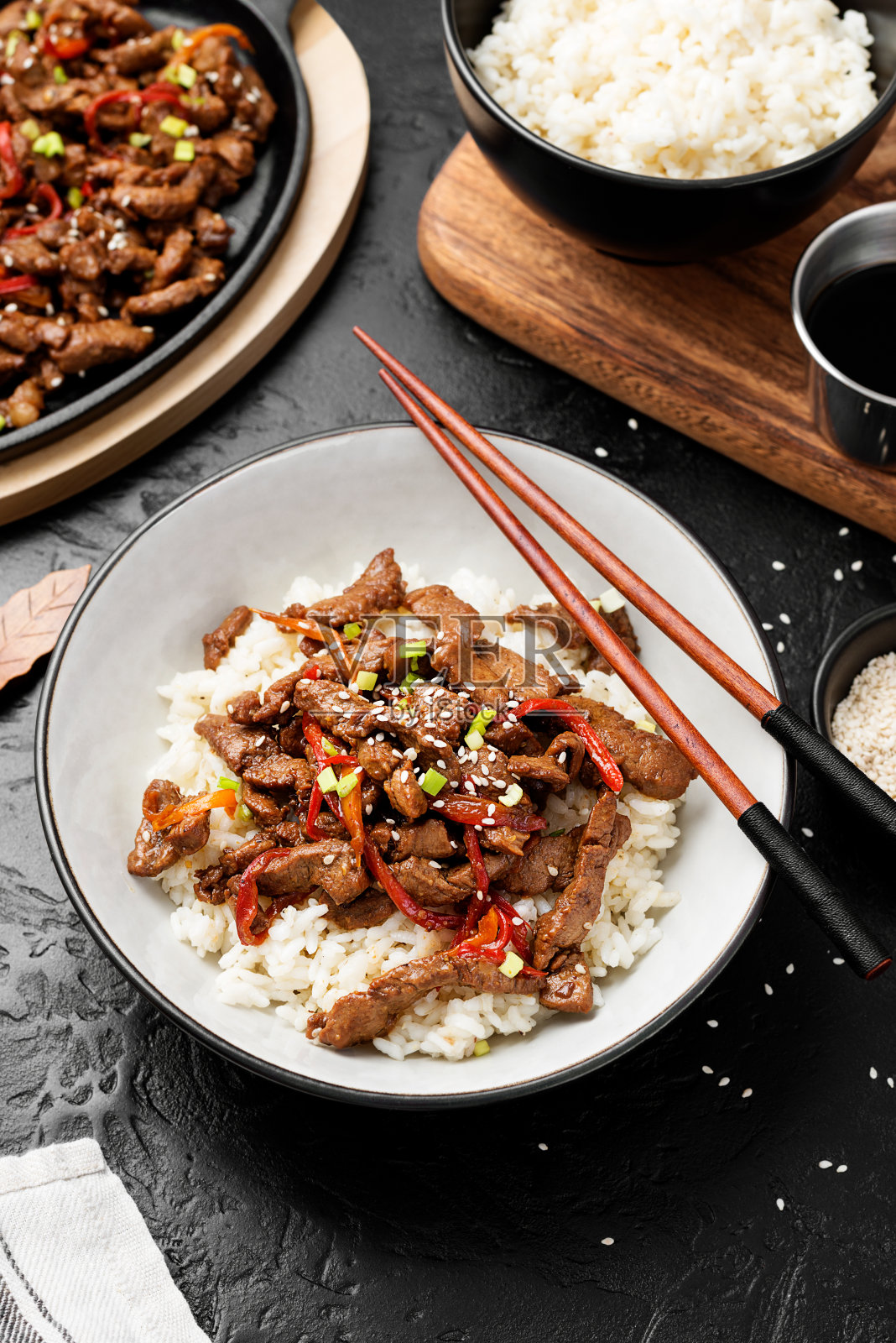 韩式牛肉烤肉配白米饭照片摄影图片