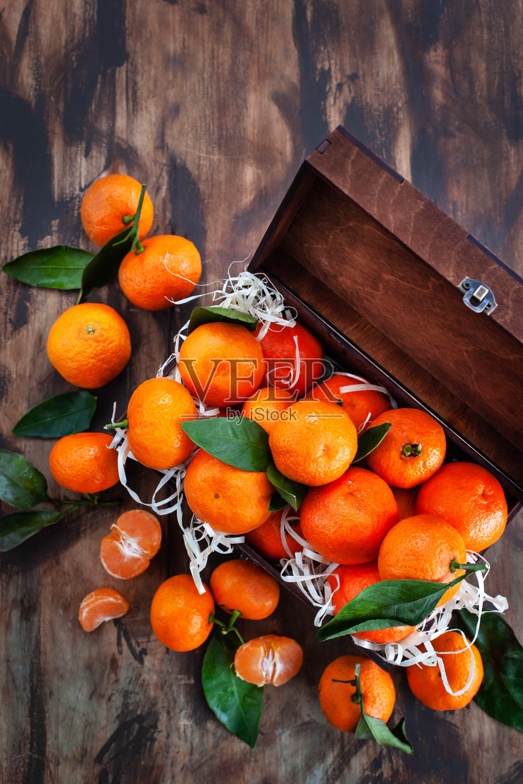 新鲜成熟的带叶子的木盒橘子照片摄影图片