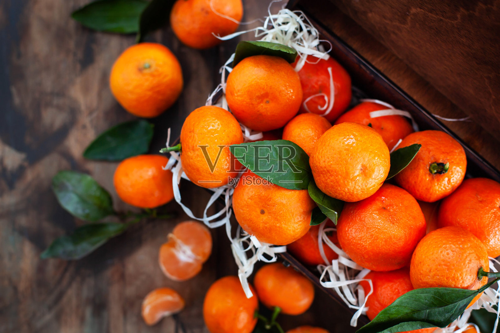 新鲜成熟的带叶子的木盒橘子照片摄影图片