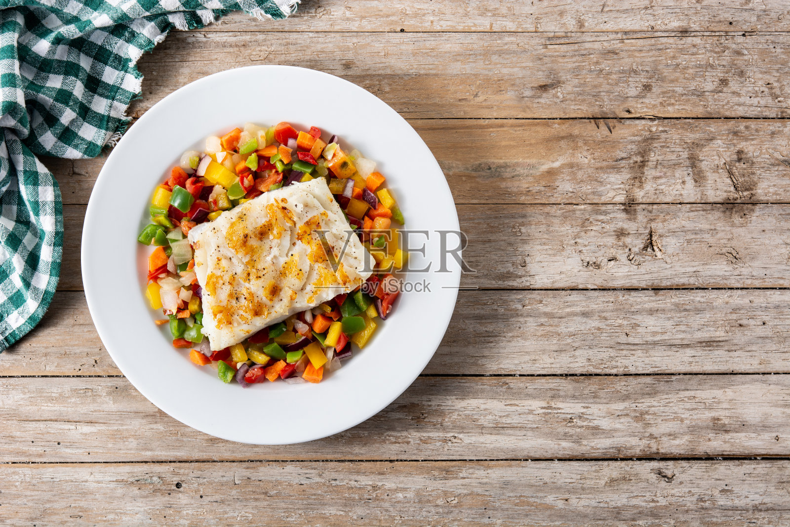 烤鳕鱼配蔬菜盘照片摄影图片