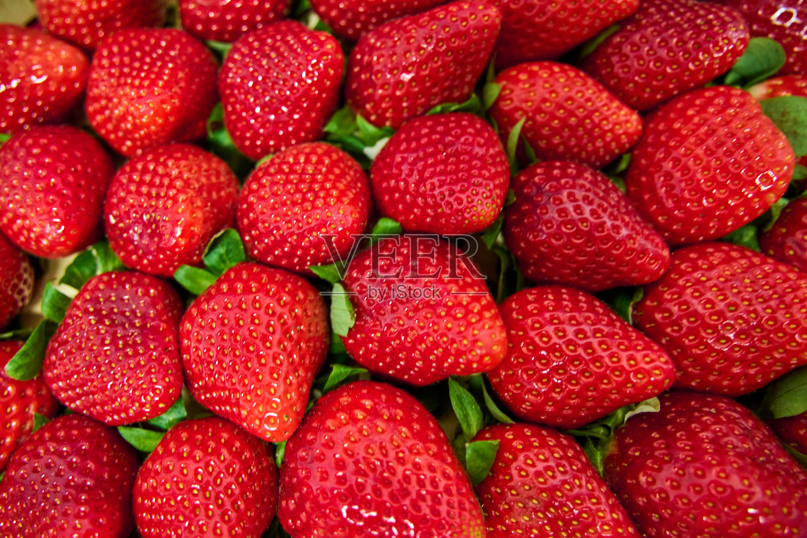 背景是非常健康的红草莓照片摄影图片