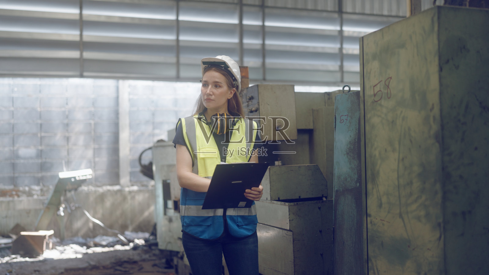 检查工厂机器状况的负责人照片摄影图片