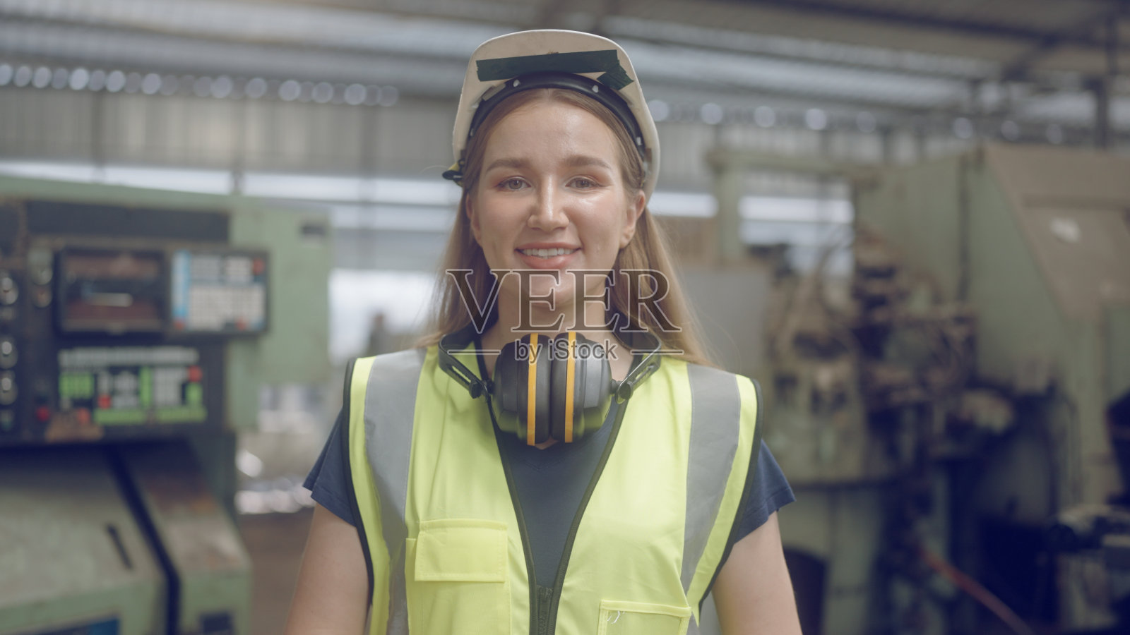 检查工厂机器状况的负责人照片摄影图片