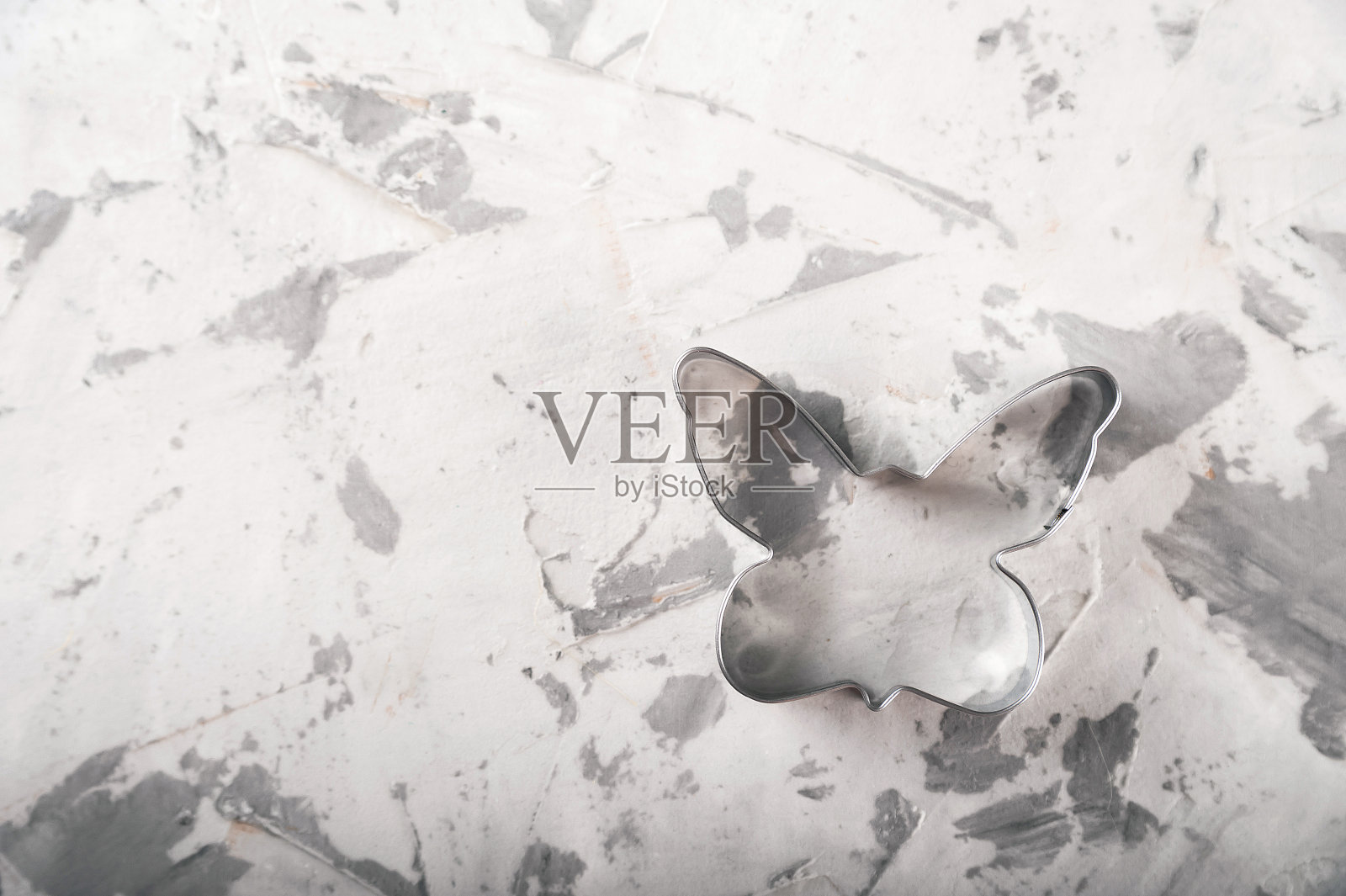 表格烘烤饼干在桌子上特写和复制空间。兔子形状的复活节饼干。照片摄影图片