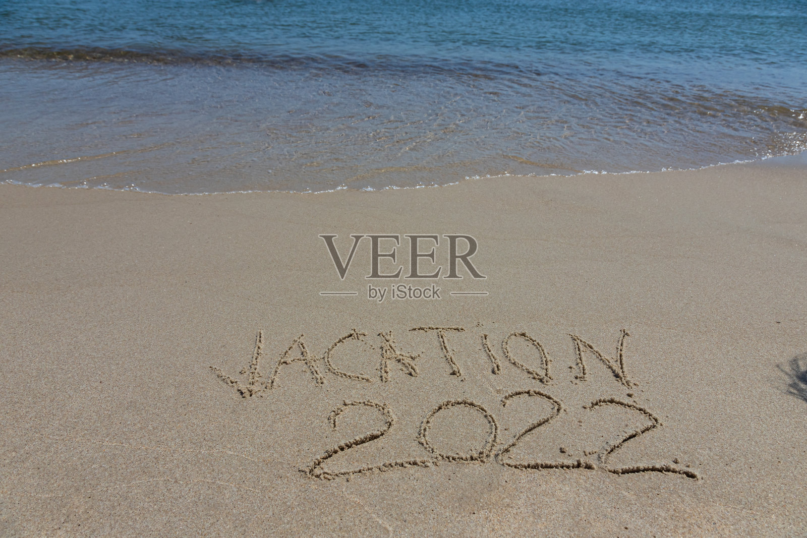 碑文度假2022沙滩上的水和上升的波浪,海滨海滩度假的海边照片摄影图片