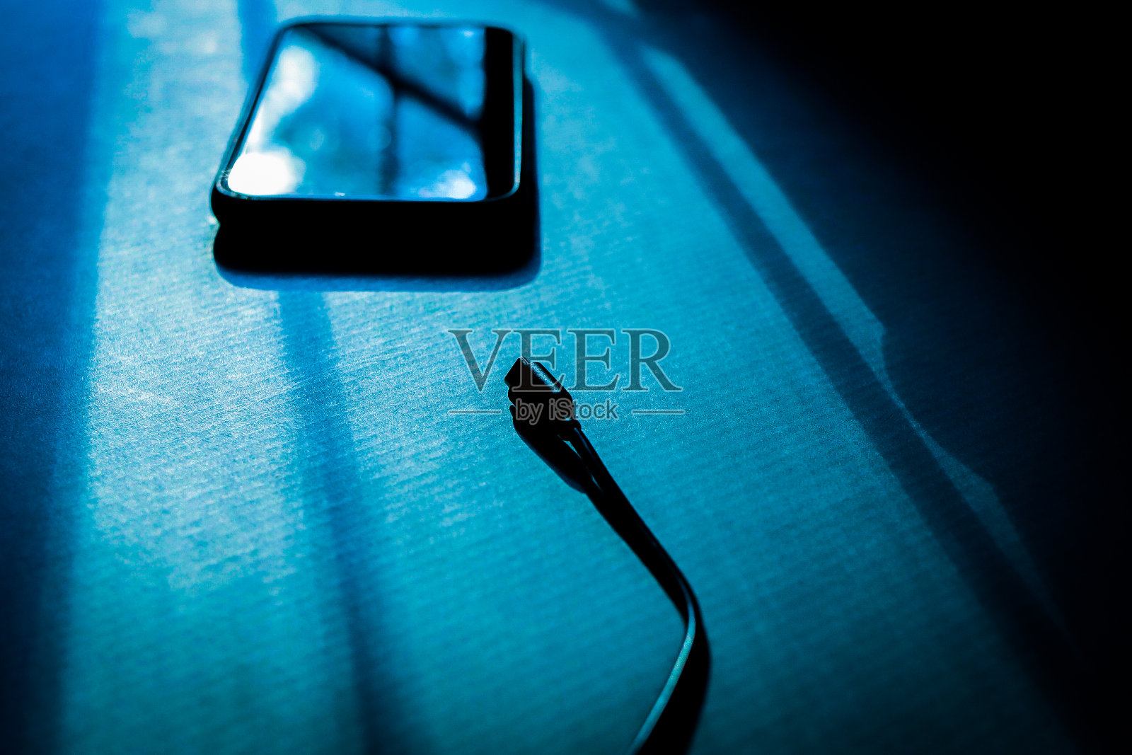 桌上放着手机充电器照片摄影图片