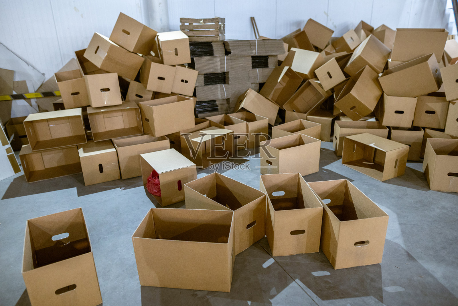 组装和拆卸折叠纸板盒穿孔的瓦楞纸板。工业生产成品的包装。照片摄影图片