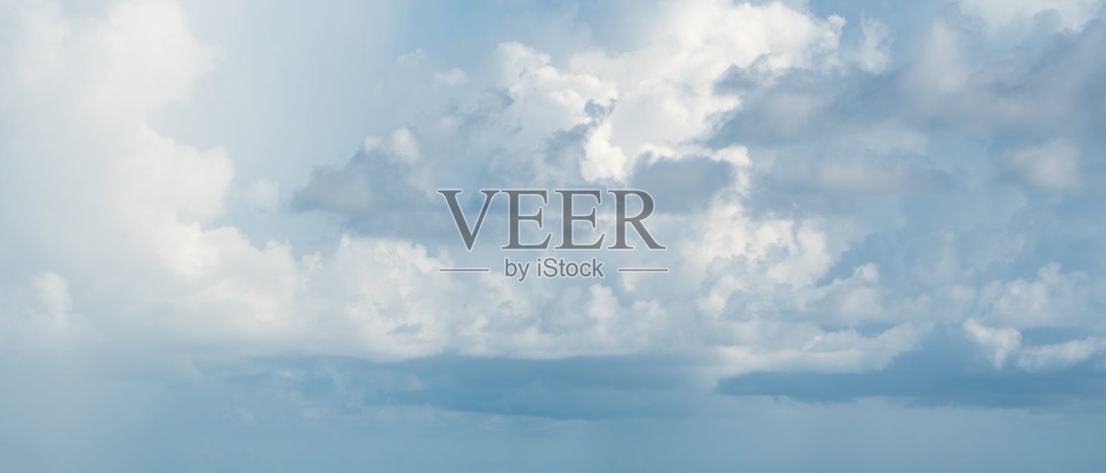 在晴朗的天空中密集的云团照片摄影图片