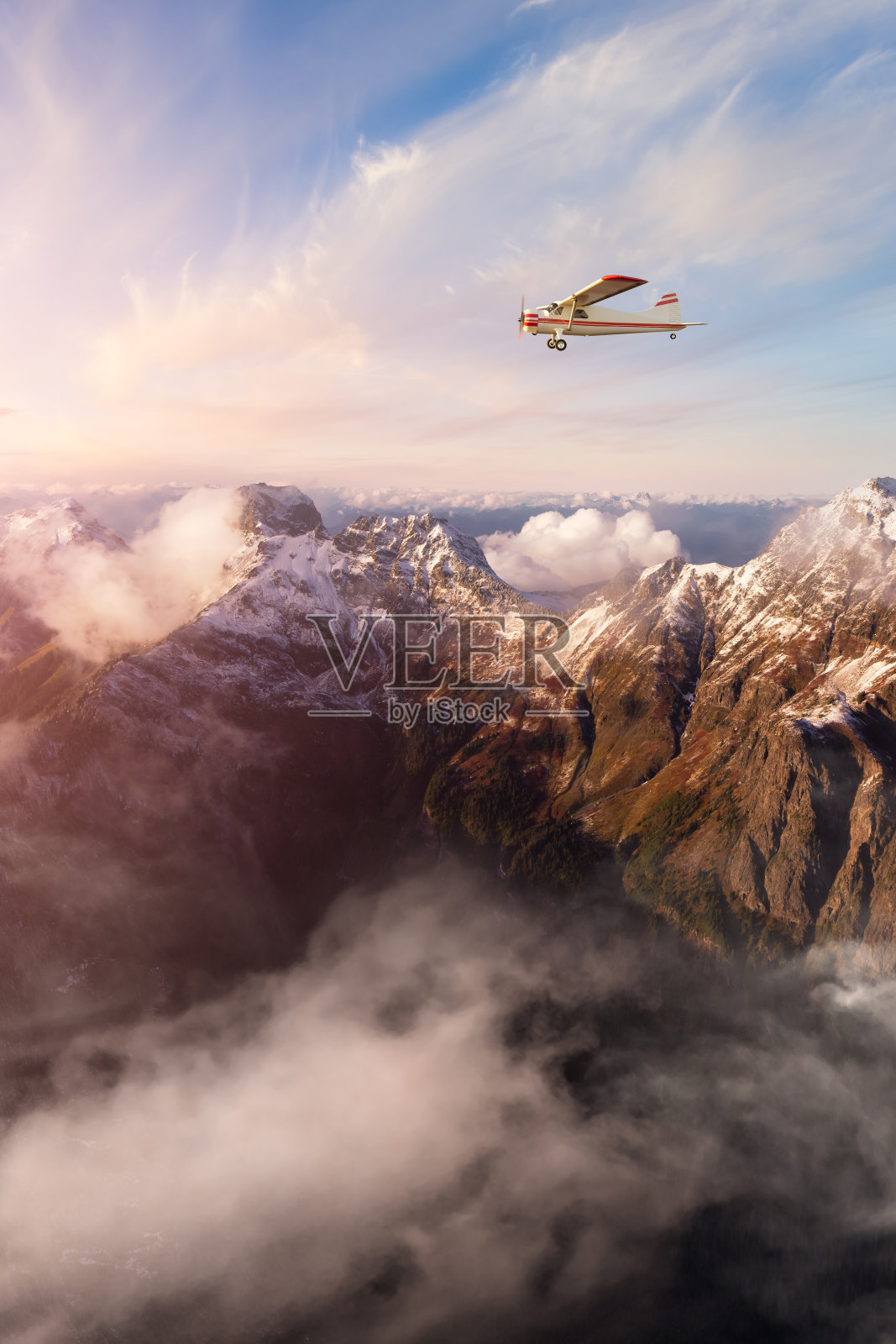 飞跃落基山脉的单引擎飞机照片摄影图片