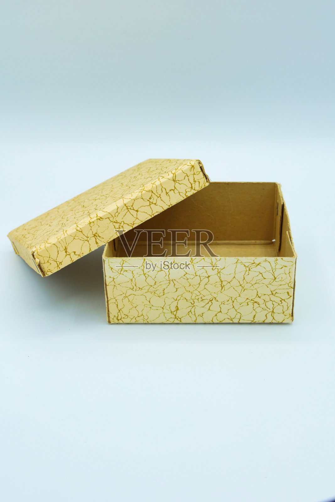 有日本图案的纸盒,白色背景照片摄影图片