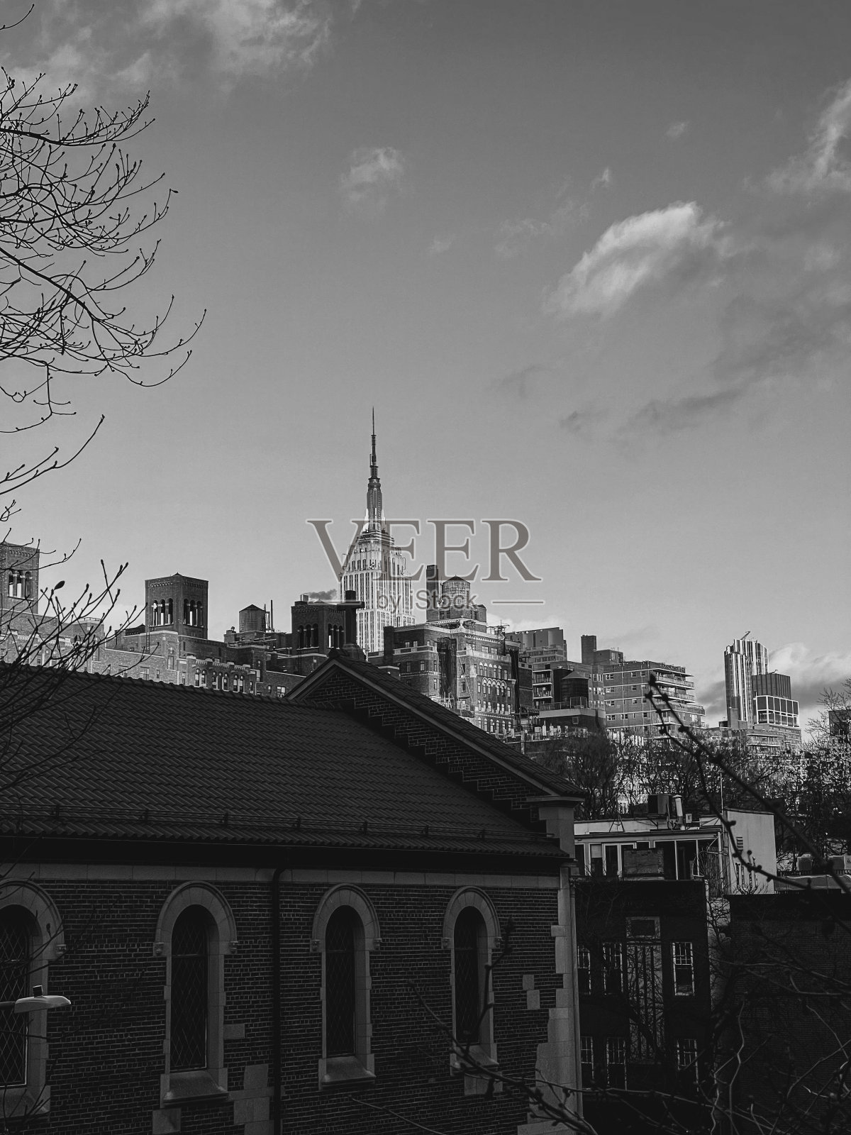 帝国大厦前的教堂照片摄影图片