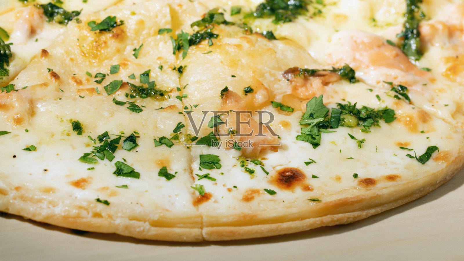 披萨与鲑鱼,奶油芝士和马苏里拉芝士木板,关闭照片摄影图片