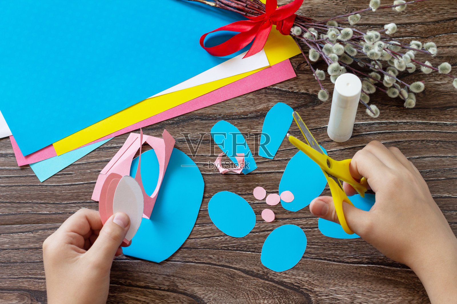 指示,步骤4。祝贺复活节兔子玩具卡和复活节彩蛋。手工制作的。儿童创意、手工艺品、儿童工艺品项目。照片摄影图片