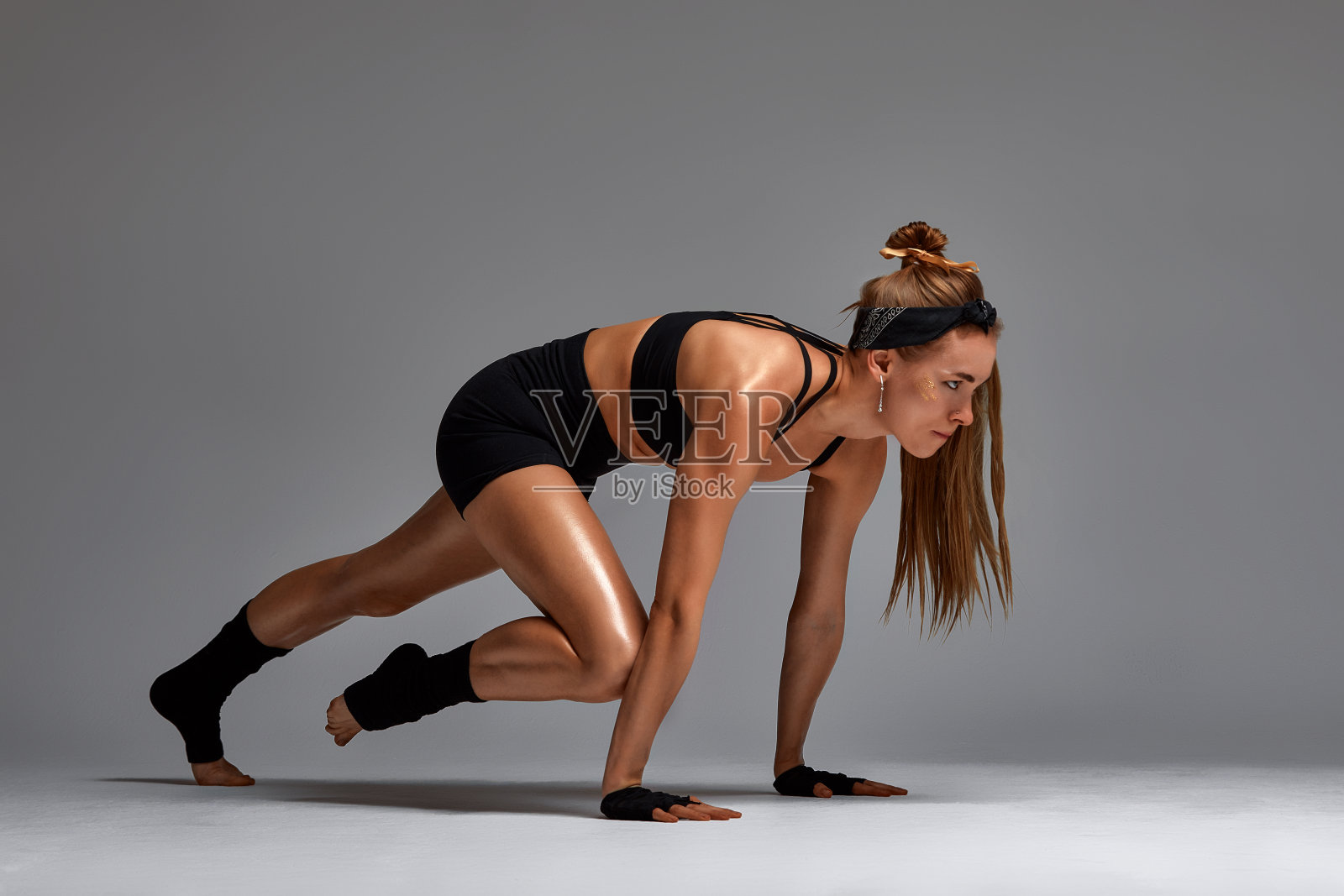 女性愤怒的肖像,动物的本能,展示了他们难以置信的灵活性与运动的动物流在灰色背景的工作室照片摄影图片