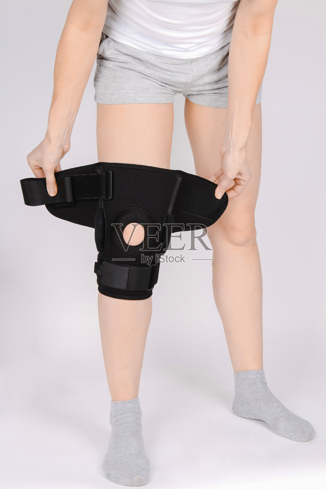膝盖支持支架腿孤立在白色背景上。弹性整形矫正法。用于膝关节固定、损伤和疼痛的解剖支架。膝关节保护绷带套。创伤,康复照片摄影图片