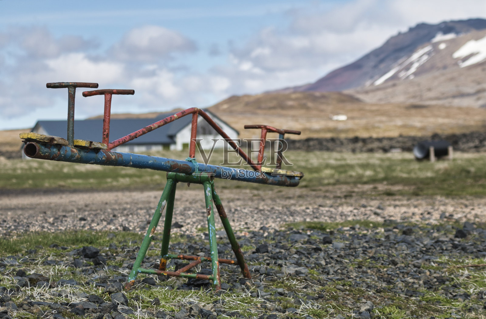 无人地带的生锈跷跷板照片摄影图片